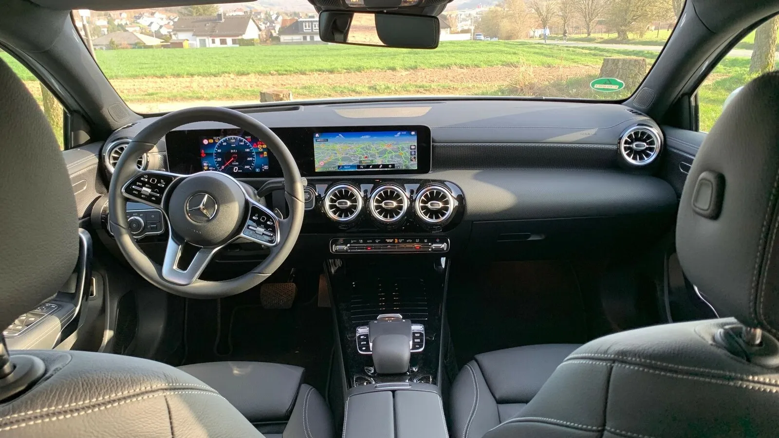 Im Innenraum beeindruckt der A 250 e mit großen Bildschirmen und besonders im Dunkeln mit dem mercedestypischen Ambiente-Licht, das beliebig angepasst werden kann. Das Interieur ist elegant-sportlich und erstklassig verarbeitet.